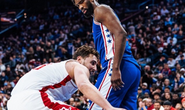 LOL投注-库里轰38+8记三分仍无缘今日最佳！对不起，你碰到暴走的大帝了