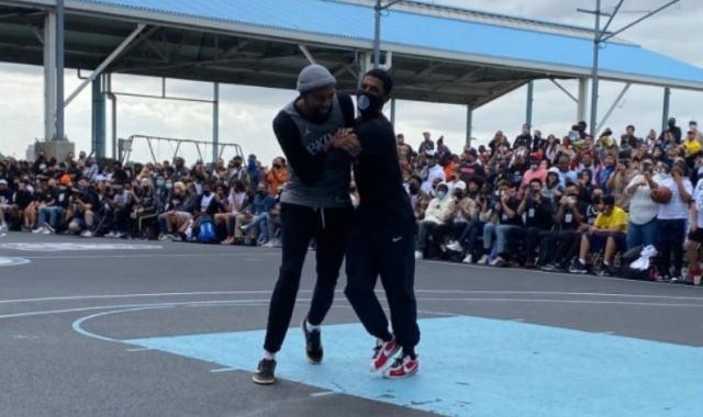 英雄联盟-户外训练KD欧文热情相拥 拒接疫苗他依然态度坚决