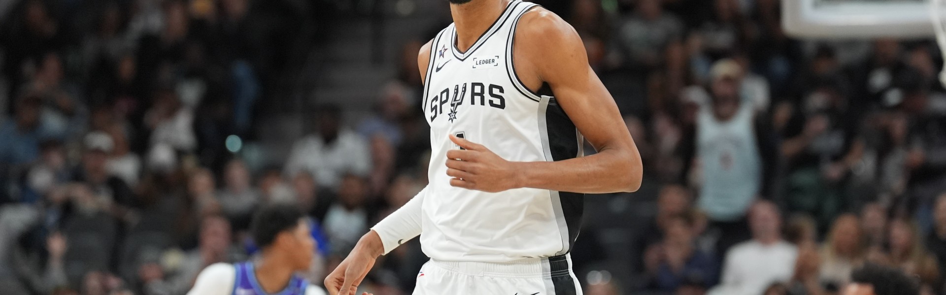 正规平台-苏群：火箭玩了命地把文班推出篮下 后者仍在锤炼 明年会是爆发年