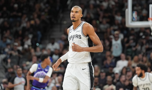 正规平台-苏群：火箭玩了命地把文班推出篮下 后者仍在锤炼 明年会是爆发年